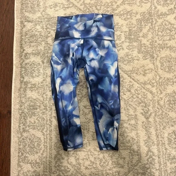 Lululemon Size 2 - Pre Loved Leggings (capri) - Picture 1 of 3